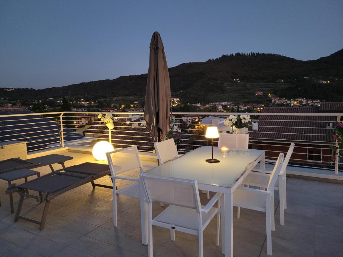 Garda View - Nuovo Appartamento Con Solarium Vista Lago Eksteriør billede