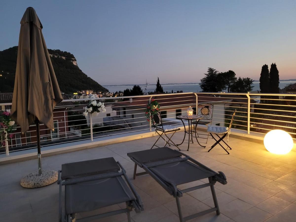 Garda View - Nuovo Appartamento Con Solarium Vista Lago Eksteriør billede