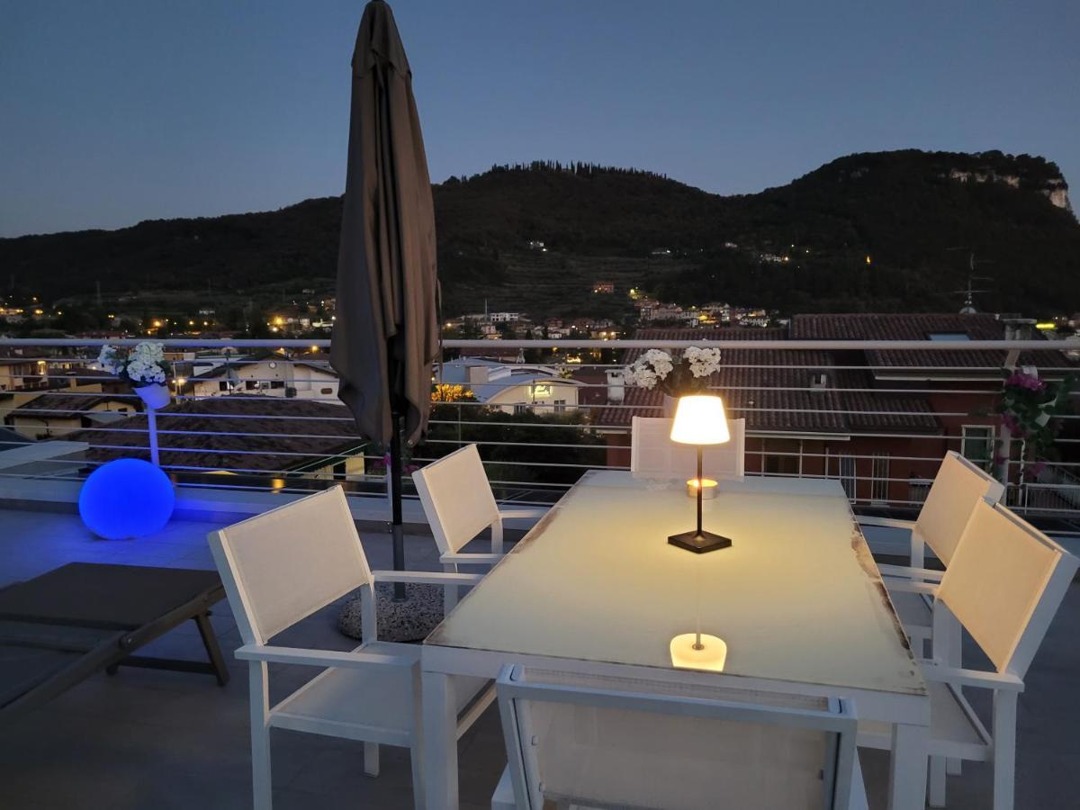 Garda View - Nuovo Appartamento Con Solarium Vista Lago Eksteriør billede