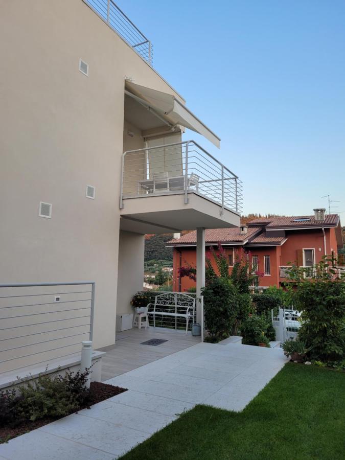 Garda View - Nuovo Appartamento Con Solarium Vista Lago Eksteriør billede