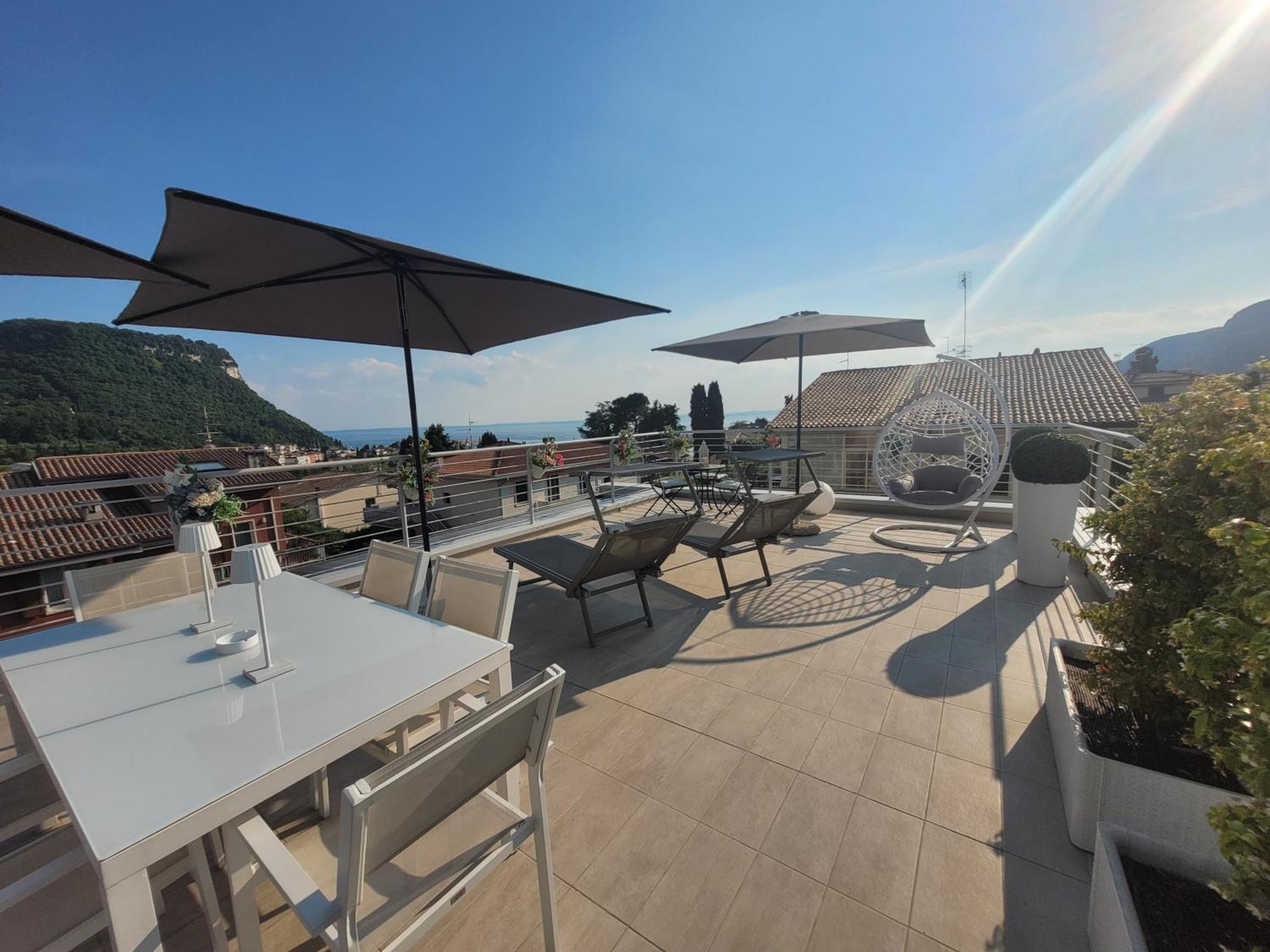 Garda View - Nuovo Appartamento Con Solarium Vista Lago Eksteriør billede